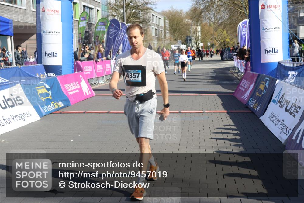 12.04.2026 - 45. Internationalen Wilhelmsburger Insellauf Strokosch-Dieckow http://msf.ph/oto/9457019 12.04.2026 10:46:36 Ziel 4357, 3952, 4755 meine-sportfotos.de