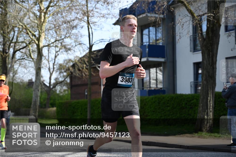 12.04.2026 - 45. Internationalen Wilhelmsburger Insellauf J. Mangold http://msf.ph/oto/9457123 12.04.2026 10:32:35 Ziel 3675, 3876, 3506, 4370, 3983, 3114, 4150, 3296, 3323, 5639, 2071, 3014, 5623, 3708, 4322, 3327, 5764, 2892 meine-sportfotos.de