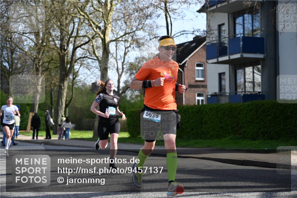 12.04.2026 - 45. Internationalen Wilhelmsburger Insellauf J. Mangold http://msf.ph/oto/9457137 12.04.2026 10:32:37 Ziel 3675, 3876, 3506, 4370, 3983, 3114, 4150, 3296, 3323, 5639, 2071, 3014, 5623, 3708, 4322, 3327, 3327, 5764, 2892 meine-sportfotos.de