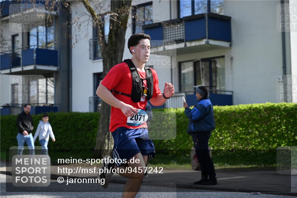 12.04.2026 - 45. Internationalen Wilhelmsburger Insellauf J. Mangold http://msf.ph/oto/9457242 12.04.2026 10:32:48 Ziel 3296, 3323, 5639, 2071, 3014, 5623, 3708, 4322, 3327, 5764, 2892, 5821, 4738, 2893 meine-sportfotos.de