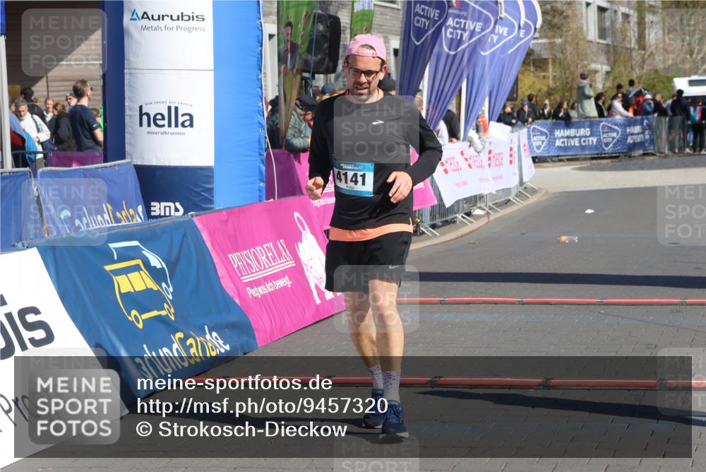 12.04.2026 - 45. Internationalen Wilhelmsburger Insellauf Strokosch-Dieckow http://msf.ph/oto/9457320 12.04.2026 11:03:48 Ziel 5460, 4141, 2422 meine-sportfotos.de