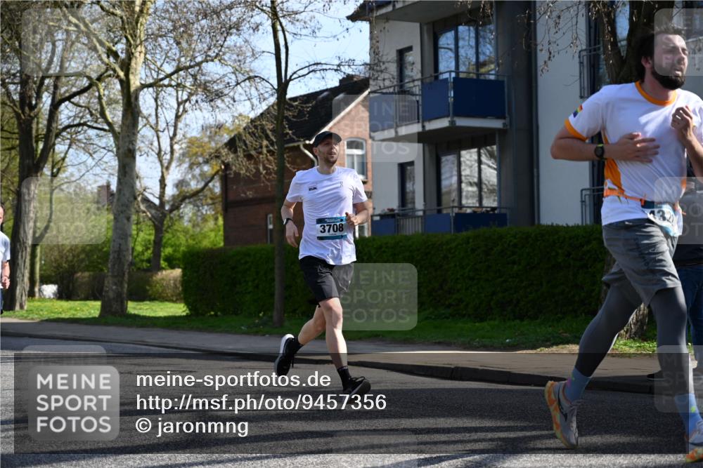 12.04.2026 - 45. Internationalen Wilhelmsburger Insellauf J. Mangold http://msf.ph/oto/9457356 12.04.2026 10:33:01 Ziel 5623, 3708, 4322, 3327, 5764, 2892, 5821, 4738, 2893, 5843, 5843, 3447, 4441 meine-sportfotos.de