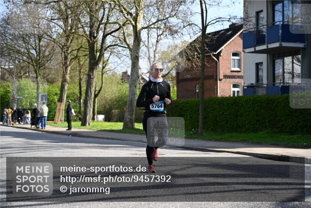 12.04.2026 - 45. Internationalen Wilhelmsburger Insellauf J. Mangold http://msf.ph/oto/9457392 12.04.2026 10:33:06 Ziel 5623, 3708, 4322, 3327, 5764, 2892, 5821, 4738, 2893, 5843, 3447, 3447, 4441, 4945, 4043 meine-sportfotos.de