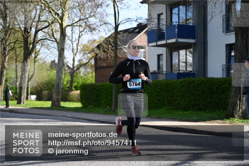 12.04.2026 - 45. Internationalen Wilhelmsburger Insellauf J. Mangold http://msf.ph/oto/9457411 12.04.2026 10:33:07 Ziel 5623, 3708, 4322, 3327, 5764, 2892, 5821, 4738, 2893, 5843, 3447, 4441, 4441, 4945, 4043, 2632 meine-sportfotos.de