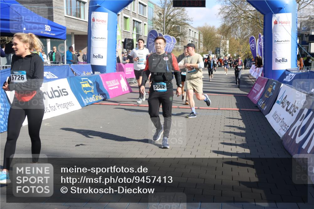 12.04.2026 - 45. Internationalen Wilhelmsburger Insellauf Strokosch-Dieckow http://msf.ph/oto/9457413 12.04.2026 10:47:03 Ziel 5562, 3484, 4331, 3553, 3713, 3860 meine-sportfotos.de