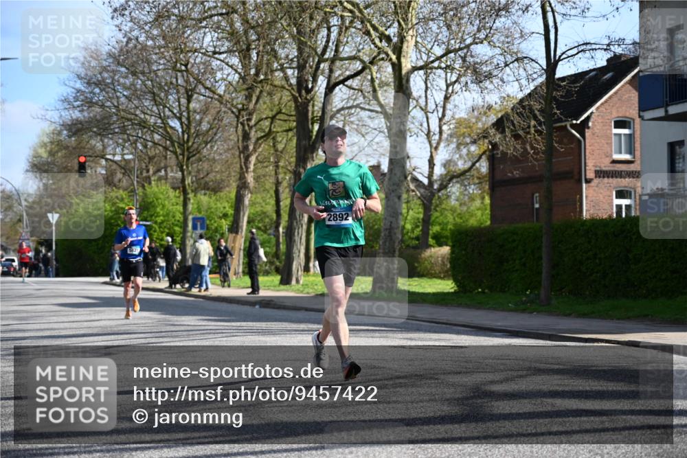 12.04.2026 - 45. Internationalen Wilhelmsburger Insellauf J. Mangold http://msf.ph/oto/9457422 12.04.2026 10:33:12 Ziel 3327, 5764, 2892, 5821, 4738, 2893, 5843, 3447, 4441, 4945, 4043, 2632, 2504 meine-sportfotos.de