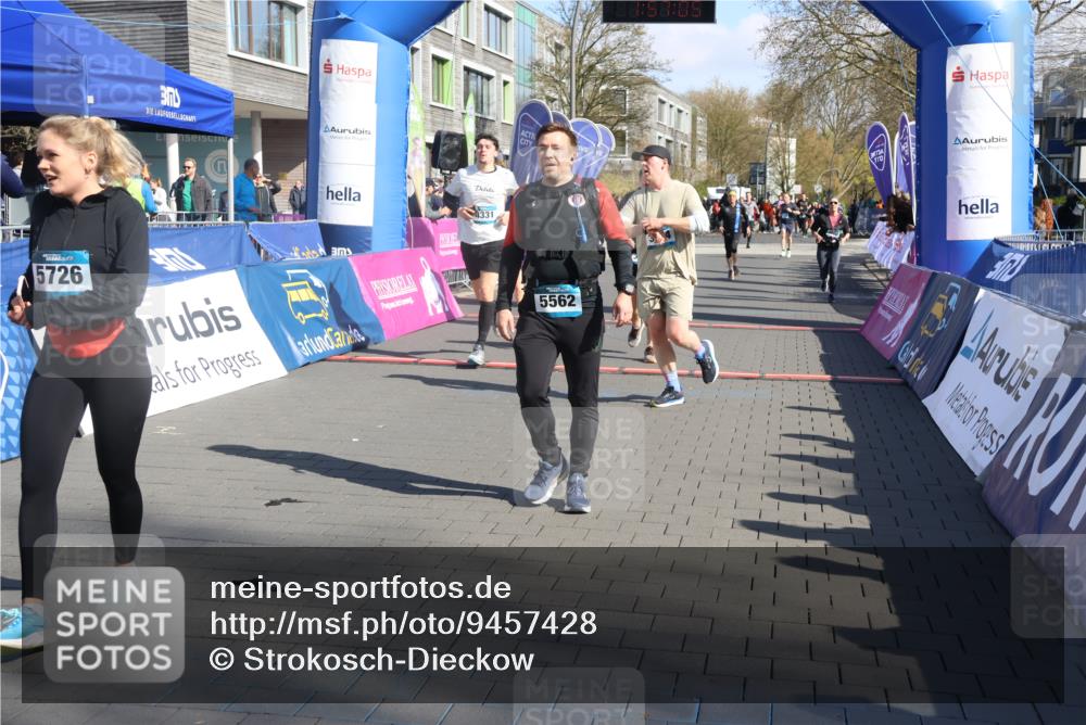 12.04.2026 - 45. Internationalen Wilhelmsburger Insellauf Strokosch-Dieckow http://msf.ph/oto/9457428 12.04.2026 10:47:03 Ziel 5562, 3484, 4331, 3553, 3713, 3860 meine-sportfotos.de