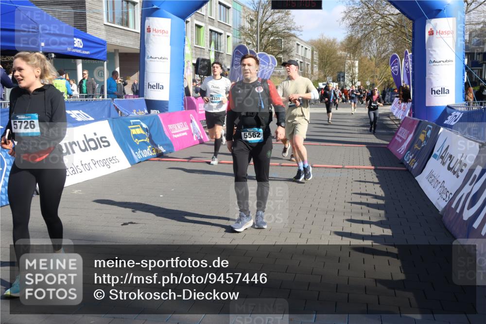 12.04.2026 - 45. Internationalen Wilhelmsburger Insellauf Strokosch-Dieckow http://msf.ph/oto/9457446 12.04.2026 10:47:03 Ziel 5562, 3484, 4331, 3553, 3713, 3860 meine-sportfotos.de
