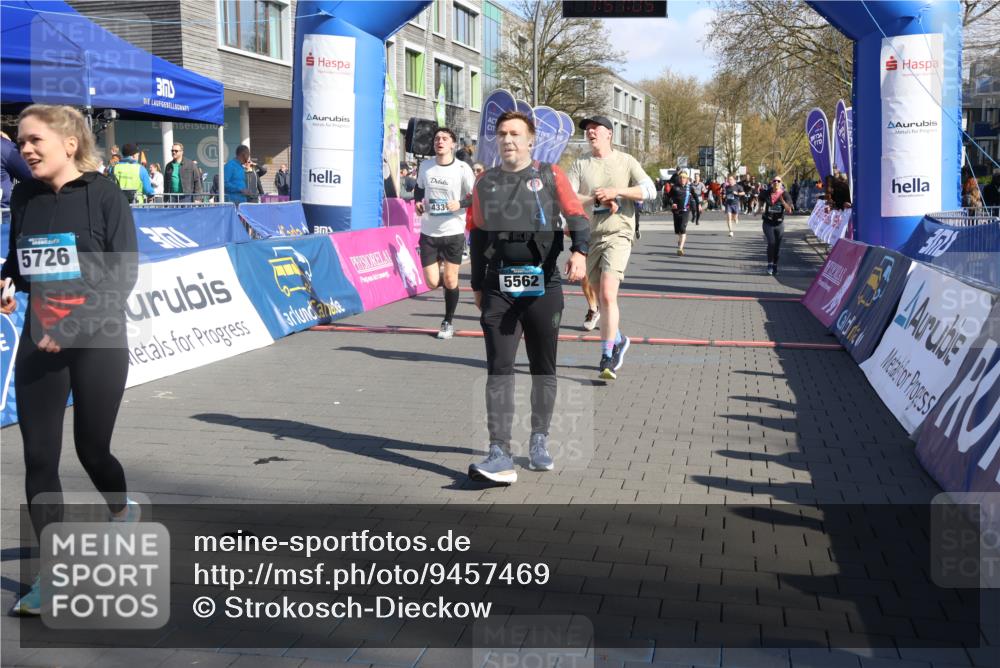 12.04.2026 - 45. Internationalen Wilhelmsburger Insellauf Strokosch-Dieckow http://msf.ph/oto/9457469 12.04.2026 10:47:03 Ziel 5562, 3484, 4331, 3553, 3713, 3860 meine-sportfotos.de