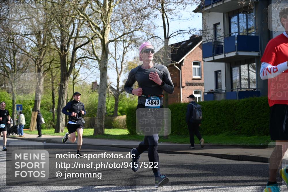 12.04.2026 - 45. Internationalen Wilhelmsburger Insellauf J. Mangold http://msf.ph/oto/9457522 12.04.2026 10:33:28 Ziel 5821, 4738, 2893, 5843, 3447, 4441, 4945, 4043, 2632, 2504, 4196, 5238, 5239, 5294, 3841, 3605, 2547, 3424, 3924 meine-sportfotos.de