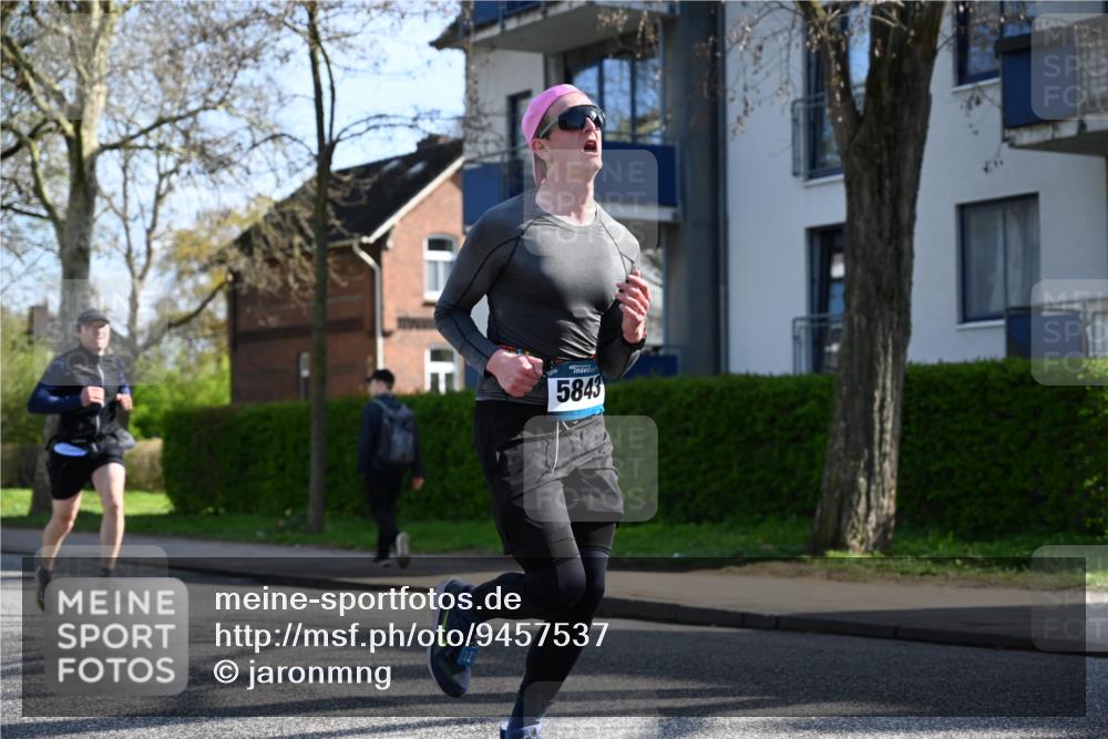12.04.2026 - 45. Internationalen Wilhelmsburger Insellauf J. Mangold http://msf.ph/oto/9457537 12.04.2026 10:33:28 Ziel 5821, 4738, 2893, 5843, 3447, 4441, 4945, 4043, 2632, 2504, 4196, 5238, 5239, 5294, 3841, 3605, 2547, 3424, 3924 meine-sportfotos.de