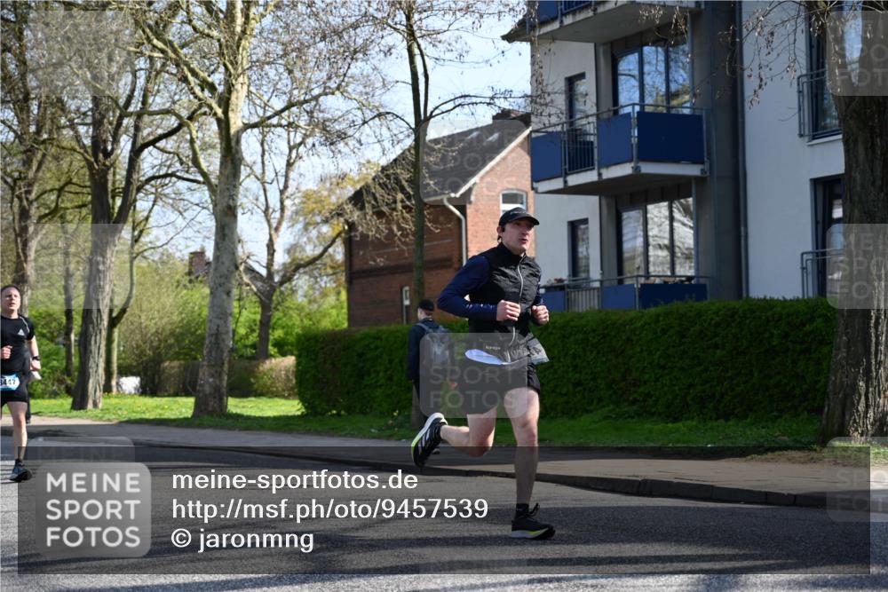 12.04.2026 - 45. Internationalen Wilhelmsburger Insellauf J. Mangold http://msf.ph/oto/9457539 12.04.2026 10:33:29 Ziel 5821, 4738, 2893, 5843, 3447, 4441, 4945, 4043, 4043, 2632, 2504, 4196, 5238, 5239, 5294, 3841, 3605, 2547, 3424, 3924 meine-sportfotos.de