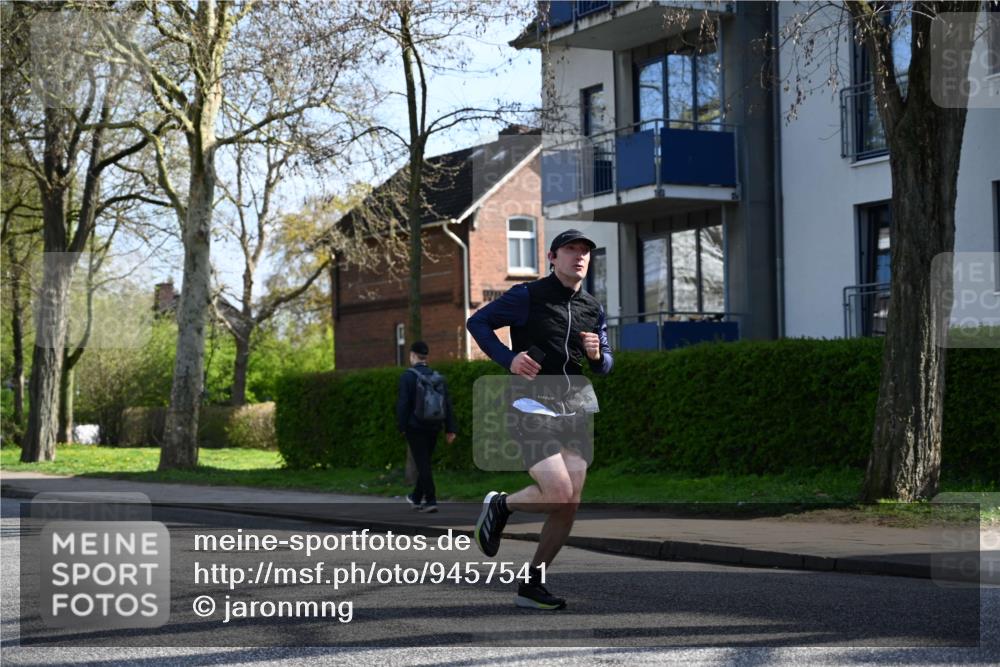 12.04.2026 - 45. Internationalen Wilhelmsburger Insellauf J. Mangold http://msf.ph/oto/9457541 12.04.2026 10:33:29 Ziel 5821, 4738, 2893, 5843, 3447, 4441, 4945, 4043, 4043, 2632, 2504, 4196, 5238, 5239, 5294, 3841, 3605, 2547, 3424, 3924 meine-sportfotos.de