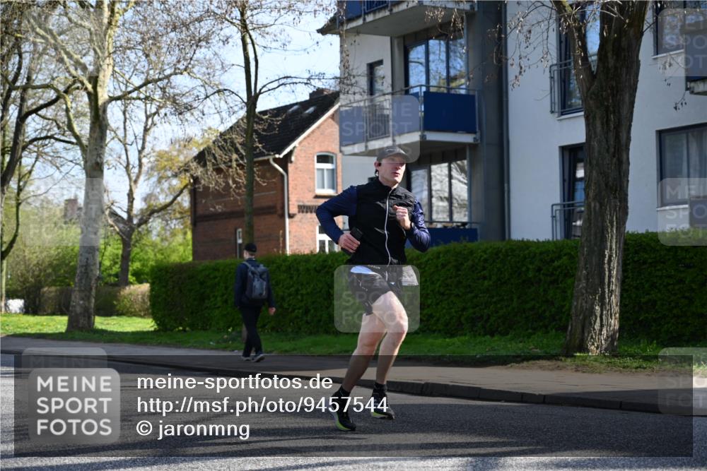 12.04.2026 - 45. Internationalen Wilhelmsburger Insellauf J. Mangold http://msf.ph/oto/9457544 12.04.2026 10:33:29 Ziel 5821, 4738, 2893, 5843, 3447, 4441, 4945, 4043, 4043, 2632, 2504, 4196, 5238, 5239, 5294, 3841, 3605, 2547, 3424, 3924 meine-sportfotos.de
