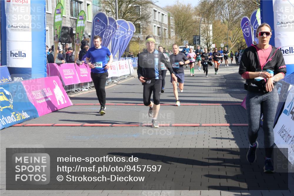 12.04.2026 - 45. Internationalen Wilhelmsburger Insellauf Strokosch-Dieckow http://msf.ph/oto/9457597 12.04.2026 10:47:09 Ziel 3860, 5538, 4706, 4700, 5803 meine-sportfotos.de