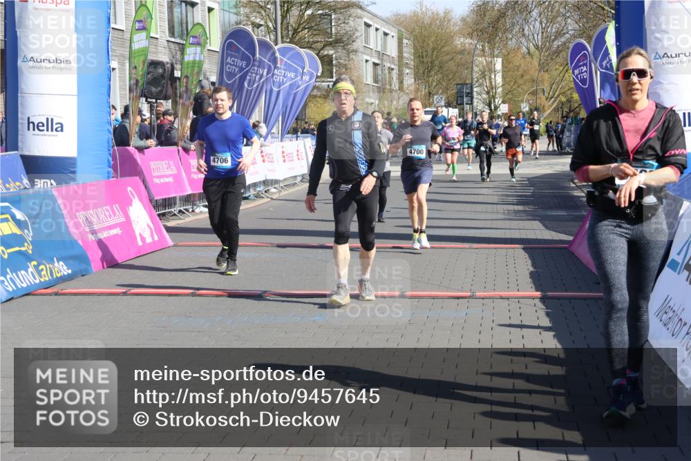12.04.2026 - 45. Internationalen Wilhelmsburger Insellauf Strokosch-Dieckow http://msf.ph/oto/9457645 12.04.2026 10:47:09 Ziel 3860, 5538, 4706, 4700, 5803 meine-sportfotos.de