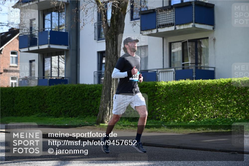 12.04.2026 - 45. Internationalen Wilhelmsburger Insellauf J. Mangold http://msf.ph/oto/9457652 12.04.2026 10:33:35 Ziel 5821, 4738, 2893, 5843, 3447, 4441, 4945, 4043, 2632, 2504, 4196, 5238, 5239, 5294, 3841, 3605, 2547, 3424, 3924, 4493, 3945 meine-sportfotos.de