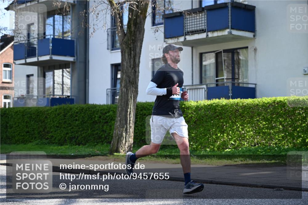 12.04.2026 - 45. Internationalen Wilhelmsburger Insellauf J. Mangold http://msf.ph/oto/9457655 12.04.2026 10:33:36 Ziel 5821, 4738, 2893, 5843, 3447, 4441, 4945, 4043, 2632, 2504, 4196, 5238, 5239, 5294, 3841, 3605, 2547, 2547, 3424, 3924, 4493, 3945 meine-sportfotos.de