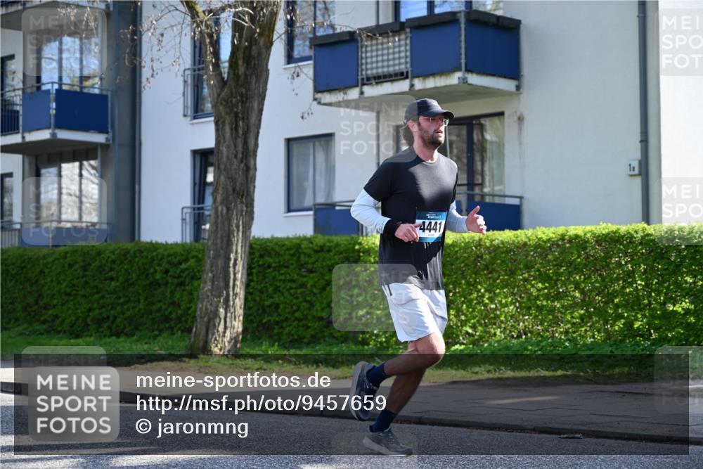 12.04.2026 - 45. Internationalen Wilhelmsburger Insellauf J. Mangold http://msf.ph/oto/9457659 12.04.2026 10:33:36 Ziel 5821, 4738, 2893, 5843, 3447, 4441, 4945, 4043, 2632, 2504, 4196, 5238, 5239, 5294, 3841, 3605, 2547, 2547, 3424, 3924, 4493, 3945 meine-sportfotos.de