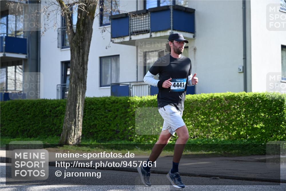12.04.2026 - 45. Internationalen Wilhelmsburger Insellauf J. Mangold http://msf.ph/oto/9457661 12.04.2026 10:33:36 Ziel 5821, 4738, 2893, 5843, 3447, 4441, 4945, 4043, 2632, 2504, 4196, 5238, 5239, 5294, 3841, 3605, 2547, 2547, 3424, 3924, 4493, 3945 meine-sportfotos.de