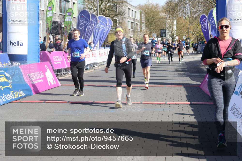12.04.2026 - 45. Internationalen Wilhelmsburger Insellauf Strokosch-Dieckow http://msf.ph/oto/9457665 12.04.2026 10:47:09 Ziel 3860, 5538, 4706, 4700, 5803 meine-sportfotos.de