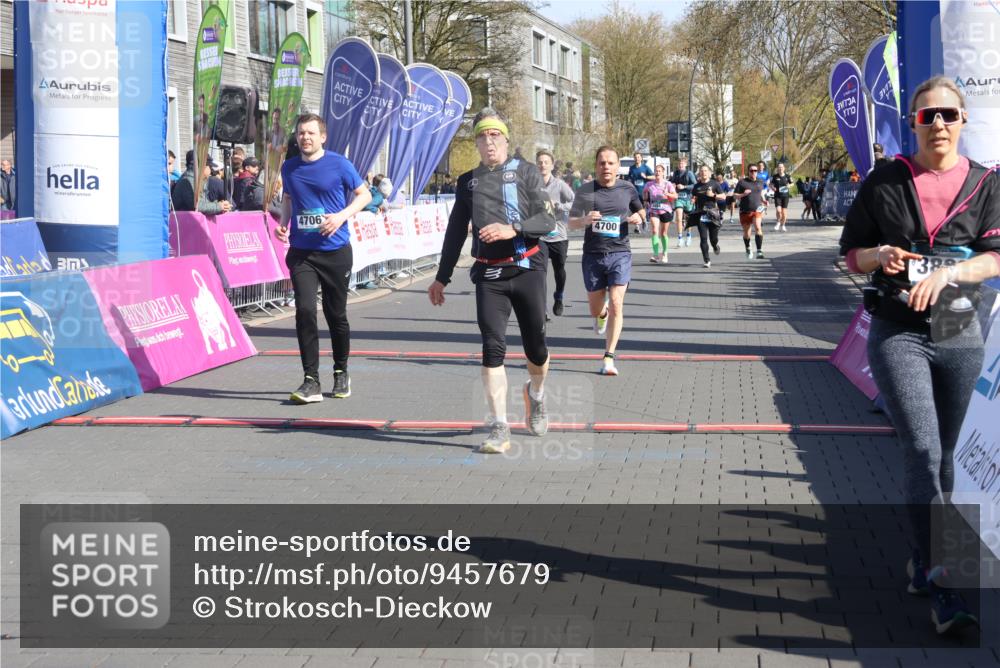 12.04.2026 - 45. Internationalen Wilhelmsburger Insellauf Strokosch-Dieckow http://msf.ph/oto/9457679 12.04.2026 10:47:09 Ziel 3860, 5538, 4706, 4700, 5803 meine-sportfotos.de