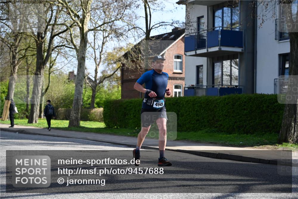 12.04.2026 - 45. Internationalen Wilhelmsburger Insellauf J. Mangold http://msf.ph/oto/9457688 12.04.2026 10:33:39 Ziel 3447, 4441, 4945, 4043, 2632, 2504, 4196, 5238, 5239, 5294, 5238, 5239, 5294, 3841, 3605, 2547, 3424, 3924, 4493, 3945, 3613 meine-sportfotos.de