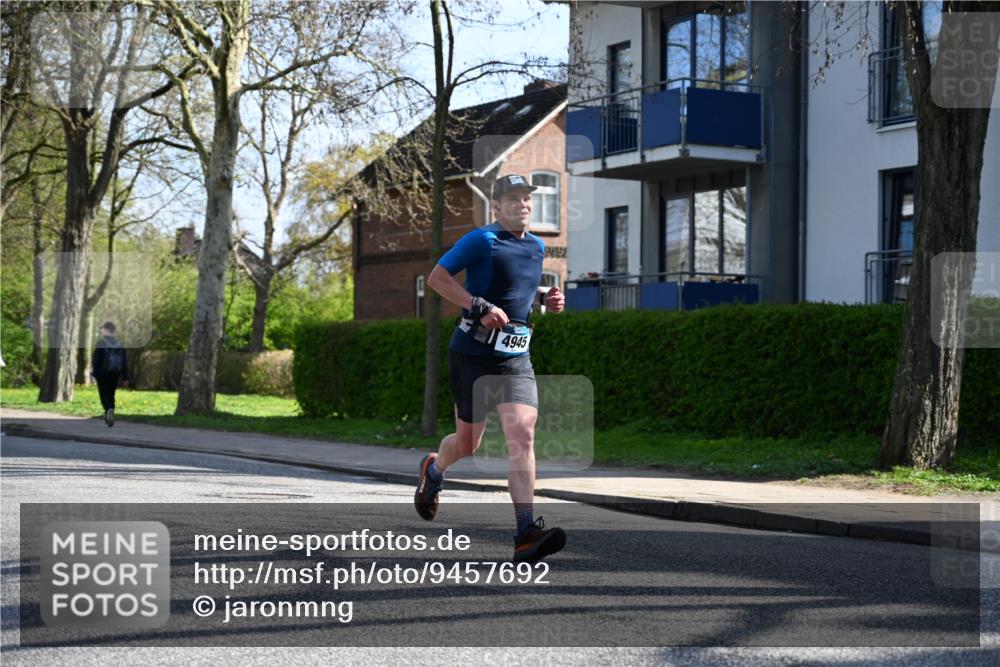 12.04.2026 - 45. Internationalen Wilhelmsburger Insellauf J. Mangold http://msf.ph/oto/9457692 12.04.2026 10:33:39 Ziel 3447, 4441, 4945, 4043, 2632, 2504, 4196, 5238, 5239, 5294, 5238, 5239, 5294, 3841, 3605, 2547, 3424, 3924, 4493, 3945, 3613 meine-sportfotos.de
