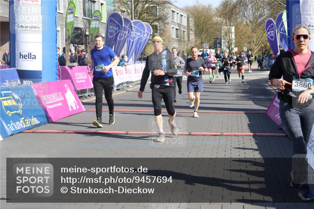 12.04.2026 - 45. Internationalen Wilhelmsburger Insellauf Strokosch-Dieckow http://msf.ph/oto/9457694 12.04.2026 10:47:09 Ziel 3860, 5538, 4706, 4700, 5803 meine-sportfotos.de