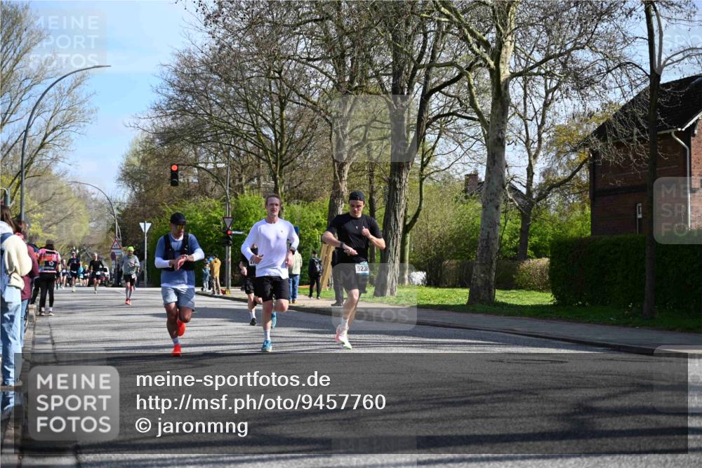 12.04.2026 - 45. Internationalen Wilhelmsburger Insellauf J. Mangold http://msf.ph/oto/9457760 12.04.2026 10:33:51 Ziel 4945, 4043, 2632, 2504, 4196, 5238, 5239, 5294, 3841, 3605, 2547, 3424, 3924, 4493, 3945, 3613, 3613, 2270, 4555, 2472, 2559, 3636, 3929, 5480, 3042, 3065 meine-sportfotos.de