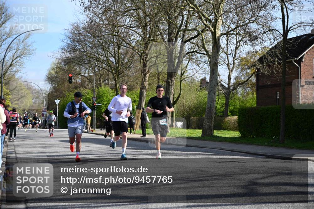 12.04.2026 - 45. Internationalen Wilhelmsburger Insellauf J. Mangold http://msf.ph/oto/9457765 12.04.2026 10:33:51 Ziel 4945, 4043, 2632, 2504, 4196, 5238, 5239, 5294, 3841, 3605, 2547, 3424, 3924, 4493, 3945, 3613, 3613, 2270, 4555, 2472, 2559, 3636, 3929, 5480, 3042, 3065 meine-sportfotos.de