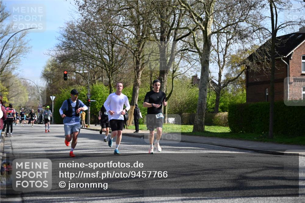 12.04.2026 - 45. Internationalen Wilhelmsburger Insellauf J. Mangold http://msf.ph/oto/9457766 12.04.2026 10:33:52 Ziel 4043, 2632, 2504, 4196, 5238, 5239, 5294, 3841, 3605, 2547, 3424, 3924, 4493, 3945, 3613, 2270, 4555, 2472, 2559, 3636, 3929, 5480, 3042, 3065 meine-sportfotos.de
