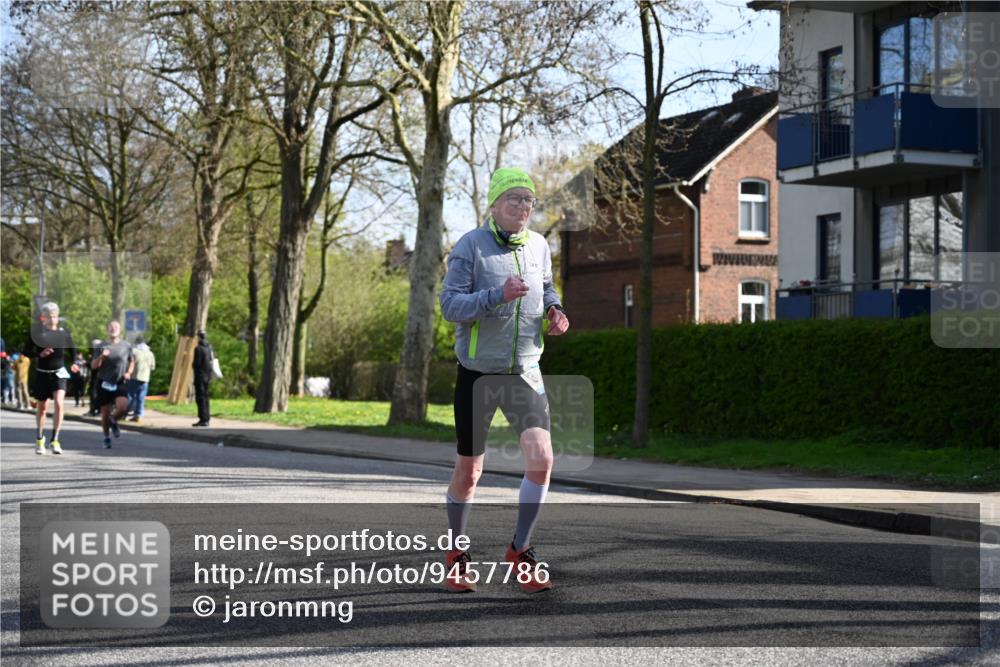 12.04.2026 - 45. Internationalen Wilhelmsburger Insellauf J. Mangold http://msf.ph/oto/9457786 12.04.2026 10:34:00 Ziel 4196, 5238, 5239, 5294, 3841, 3605, 2547, 3424, 3924, 4493, 3945, 3613, 2270, 4555, 2472, 2559, 3636, 3929, 5480, 3042, 3065, 2123, 3485 meine-sportfotos.de