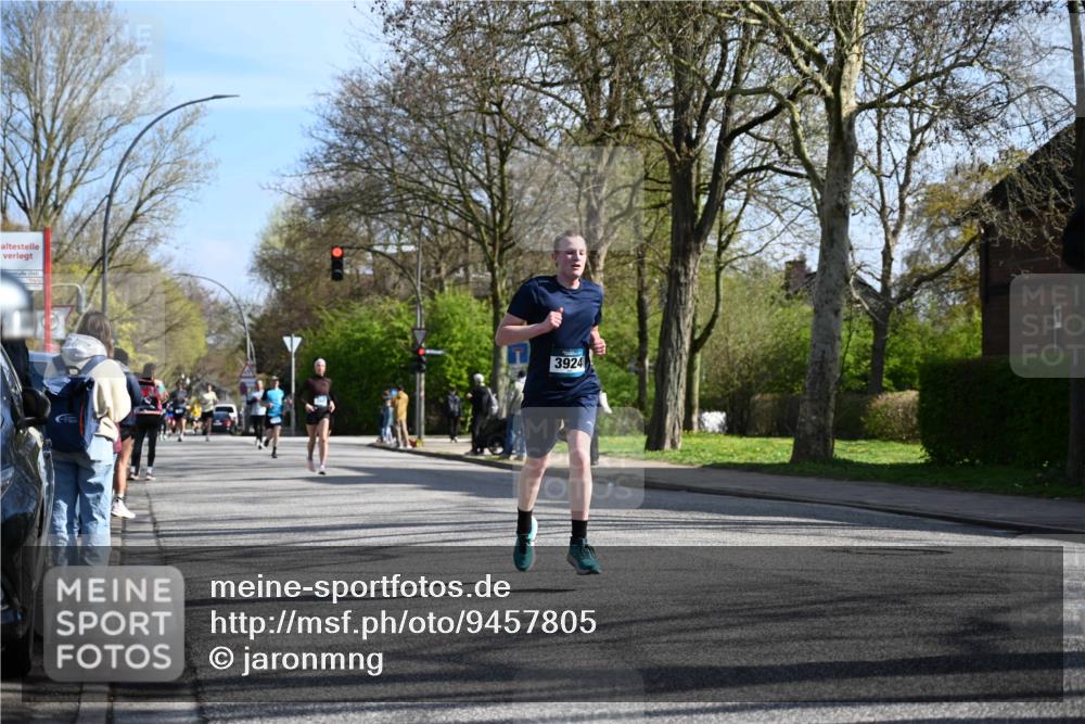 12.04.2026 - 45. Internationalen Wilhelmsburger Insellauf J. Mangold http://msf.ph/oto/9457805 12.04.2026 10:34:05 Ziel 3841, 3605, 2547, 3424, 3924, 4493, 3945, 3613, 2270, 4555, 2472, 2559, 3636, 3929, 5480, 3042, 3065, 2123, 3485, 3133, 4807, 3385 meine-sportfotos.de