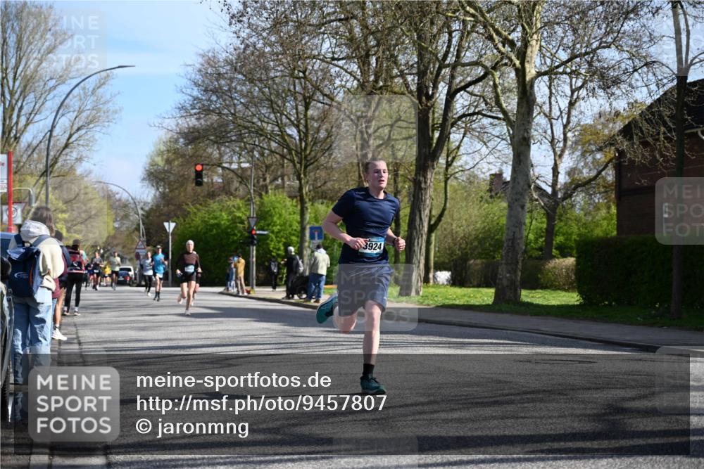 12.04.2026 - 45. Internationalen Wilhelmsburger Insellauf J. Mangold http://msf.ph/oto/9457807 12.04.2026 10:34:05 Ziel 3841, 3605, 2547, 3424, 3924, 4493, 3945, 3613, 2270, 4555, 2472, 2559, 3636, 3929, 5480, 3042, 3065, 2123, 3485, 3133, 4807, 3385 meine-sportfotos.de