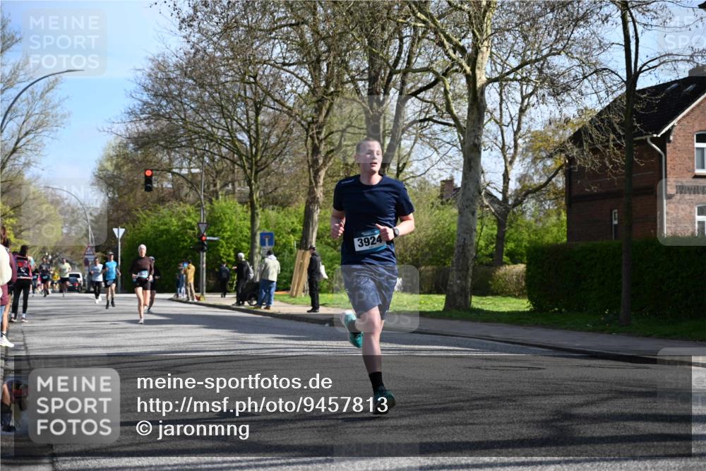 12.04.2026 - 45. Internationalen Wilhelmsburger Insellauf J. Mangold http://msf.ph/oto/9457813 12.04.2026 10:34:05 Ziel 3841, 3605, 2547, 3424, 3924, 4493, 3945, 3613, 2270, 4555, 2472, 2559, 3636, 3929, 5480, 3042, 3065, 2123, 3485, 3133, 4807, 3385 meine-sportfotos.de