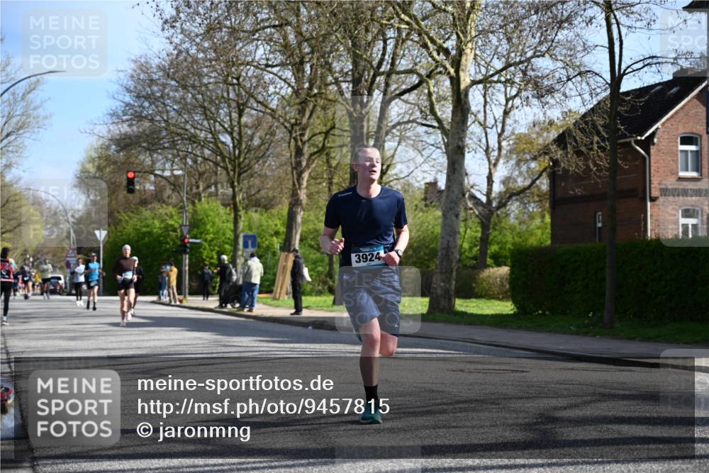 12.04.2026 - 45. Internationalen Wilhelmsburger Insellauf J. Mangold http://msf.ph/oto/9457815 12.04.2026 10:34:05 Ziel 3841, 3605, 2547, 3424, 3924, 4493, 3945, 3613, 2270, 4555, 2472, 2559, 3636, 3929, 5480, 3042, 3065, 2123, 3485, 3133, 4807, 3385 meine-sportfotos.de