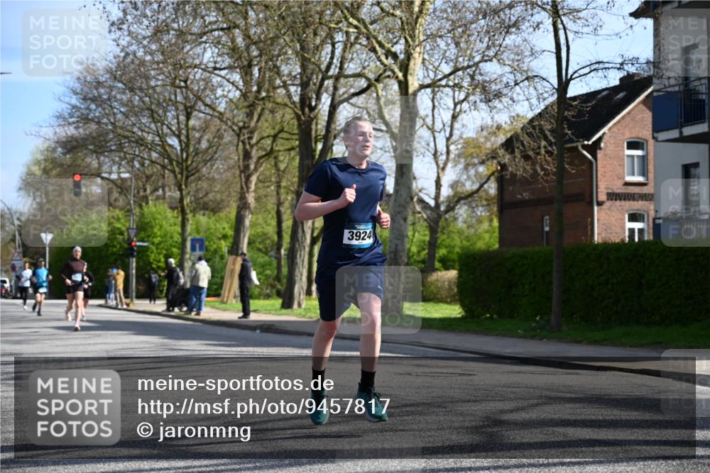12.04.2026 - 45. Internationalen Wilhelmsburger Insellauf J. Mangold http://msf.ph/oto/9457817 12.04.2026 10:34:05 Ziel 3841, 3605, 2547, 3424, 3924, 4493, 3945, 3613, 2270, 4555, 2472, 2559, 3636, 3929, 5480, 3042, 3065, 2123, 3485, 3133, 4807, 3385 meine-sportfotos.de