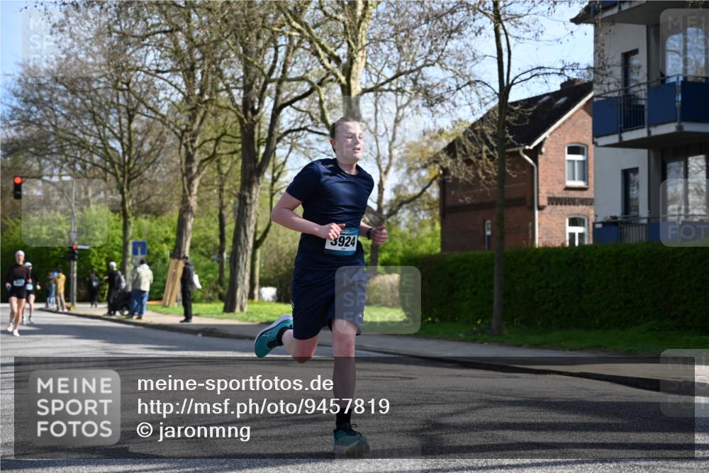 12.04.2026 - 45. Internationalen Wilhelmsburger Insellauf J. Mangold http://msf.ph/oto/9457819 12.04.2026 10:34:06 Ziel 3841, 3605, 2547, 3424, 3924, 4493, 3945, 3613, 2270, 4555, 2472, 2559, 3636, 3929, 5480, 3042, 3065, 2123, 2123, 3485, 3133, 4807, 3385 meine-sportfotos.de