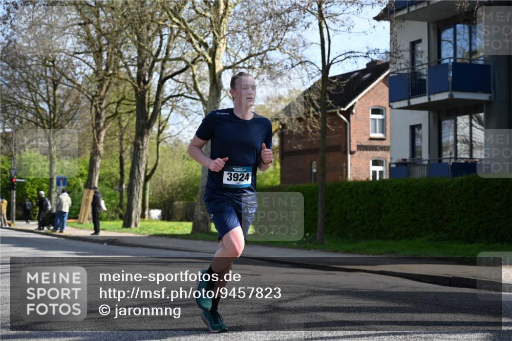 12.04.2026 - 45. Internationalen Wilhelmsburger Insellauf J. Mangold http://msf.ph/oto/9457823 12.04.2026 10:34:06 Ziel 3841, 3605, 2547, 3424, 3924, 4493, 3945, 3613, 2270, 4555, 2472, 2559, 3636, 3929, 5480, 3042, 3065, 2123, 2123, 3485, 3133, 4807, 3385 meine-sportfotos.de