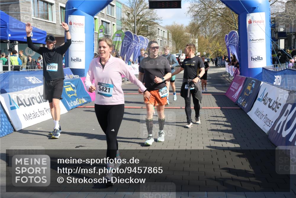 12.04.2026 - 45. Internationalen Wilhelmsburger Insellauf Strokosch-Dieckow http://msf.ph/oto/9457865 12.04.2026 10:47:17 Ziel 2206, 5421, 5626, 3493, 3494, 3010, 3854, 2393, 2845, 3332, 3349, 4297 meine-sportfotos.de