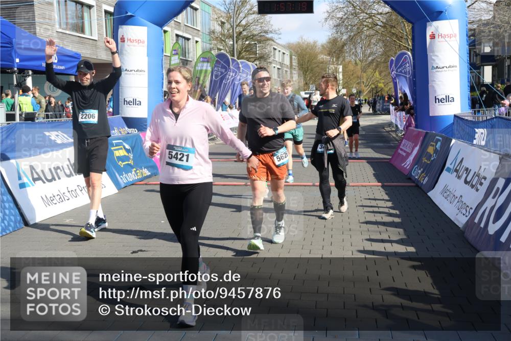 12.04.2026 - 45. Internationalen Wilhelmsburger Insellauf Strokosch-Dieckow http://msf.ph/oto/9457876 12.04.2026 10:47:18 Ziel 2206, 5421, 5626, 3493, 3494, 3010, 3854, 2393, 2845, 3332, 3349, 4297 meine-sportfotos.de