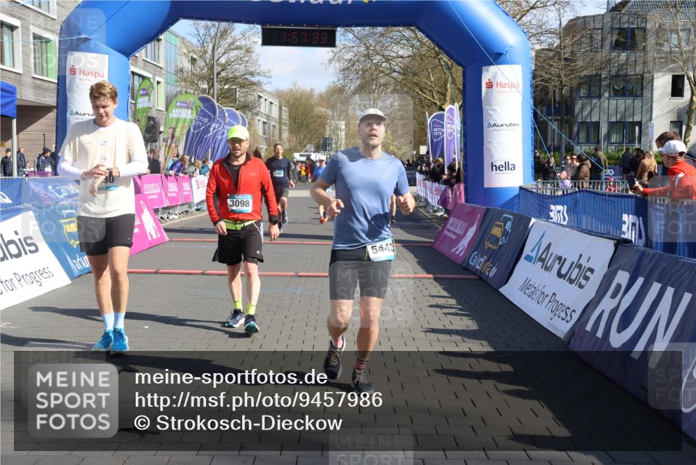 12.04.2026 - 45. Internationalen Wilhelmsburger Insellauf Strokosch-Dieckow http://msf.ph/oto/9457986 12.04.2026 10:47:31 Ziel 3830, 3098, 5445, 4992, 3450 meine-sportfotos.de