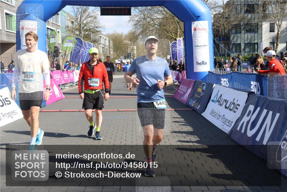 12.04.2026 - 45. Internationalen Wilhelmsburger Insellauf Strokosch-Dieckow http://msf.ph/oto/9458015 12.04.2026 10:47:32 Ziel 3098, 5445, 4992, 3450, 5054 meine-sportfotos.de