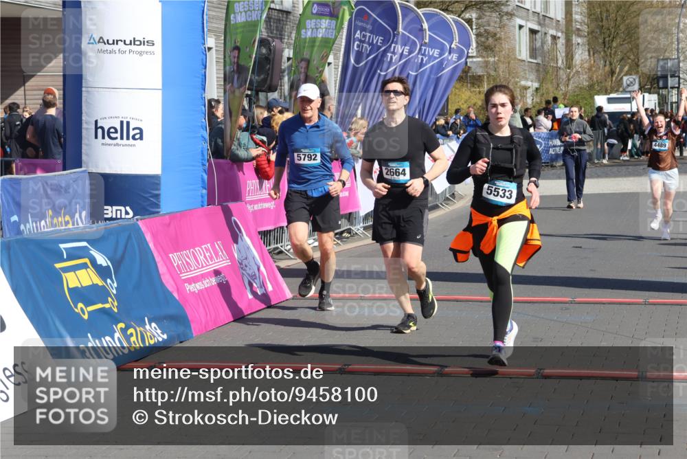 12.04.2026 - 45. Internationalen Wilhelmsburger Insellauf Strokosch-Dieckow http://msf.ph/oto/9458100 12.04.2026 11:04:41 Ziel 5533, 2664, 5792, 4059, 4489 meine-sportfotos.de