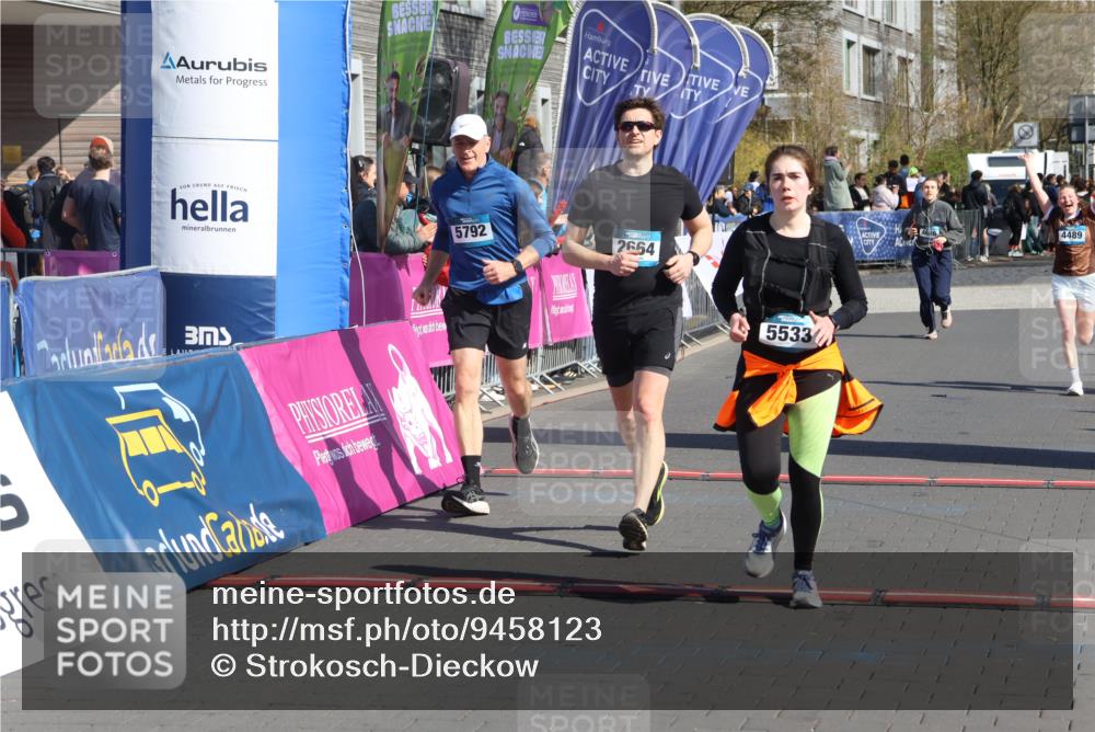 12.04.2026 - 45. Internationalen Wilhelmsburger Insellauf Strokosch-Dieckow http://msf.ph/oto/9458123 12.04.2026 11:04:41 Ziel 5533, 2664, 5792, 4059, 4489 meine-sportfotos.de