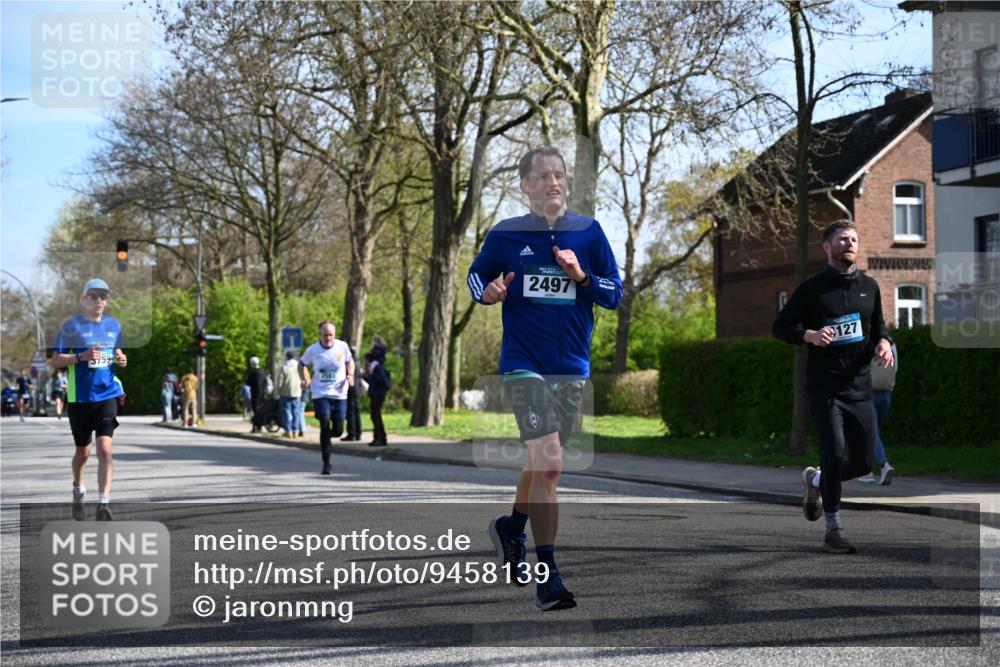 12.04.2026 - 45. Internationalen Wilhelmsburger Insellauf J. Mangold http://msf.ph/oto/9458139 12.04.2026 10:35:09 Ziel 5036, 5048, 2423, 2814, 4000, 5551, 4109, 2497, 2583, 3759, 4127, 5523, 4884, 5603, 5603, 4521, 5731, 5950, 5042, 4050 meine-sportfotos.de