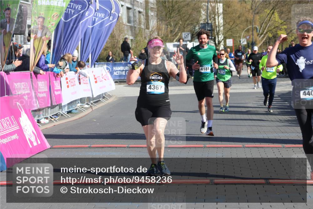 12.04.2026 - 45. Internationalen Wilhelmsburger Insellauf Strokosch-Dieckow http://msf.ph/oto/9458236 12.04.2026 10:48:00 Ziel 4402, 4367, 4181 meine-sportfotos.de