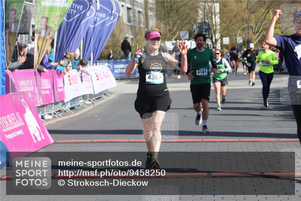 12.04.2026 - 45. Internationalen Wilhelmsburger Insellauf Strokosch-Dieckow http://msf.ph/oto/9458250 12.04.2026 10:48:00 Ziel 4402, 4367, 4181 meine-sportfotos.de