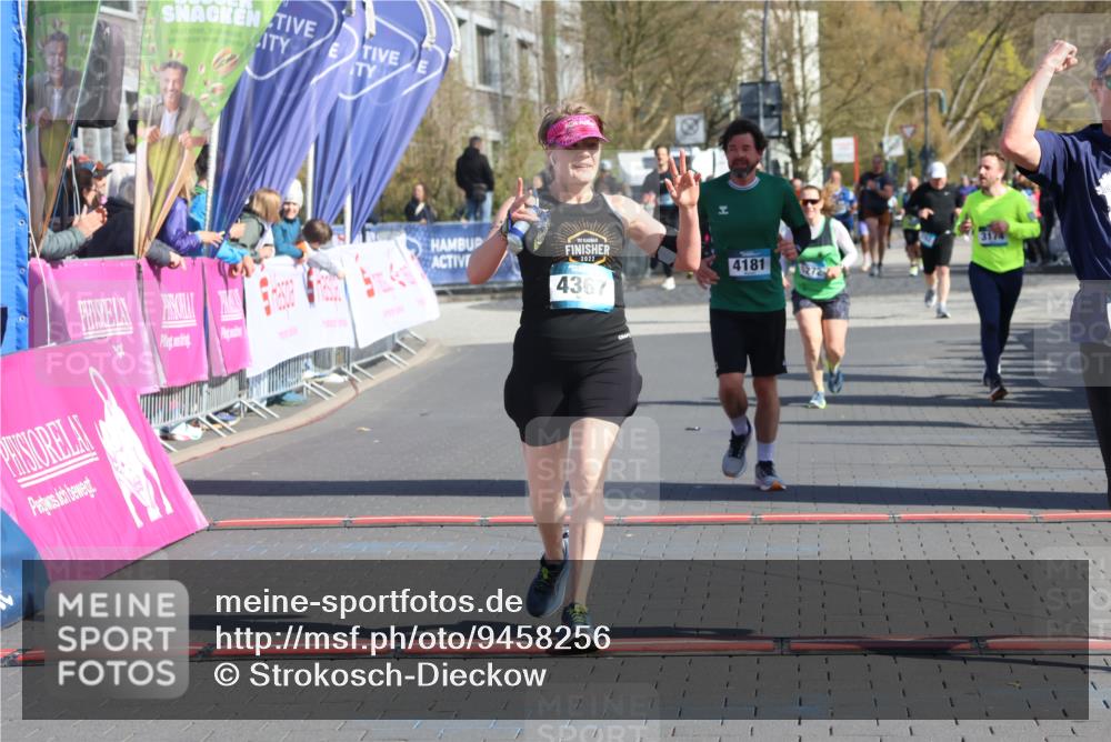 12.04.2026 - 45. Internationalen Wilhelmsburger Insellauf Strokosch-Dieckow http://msf.ph/oto/9458256 12.04.2026 10:48:00 Ziel 4402, 4367, 4181 meine-sportfotos.de